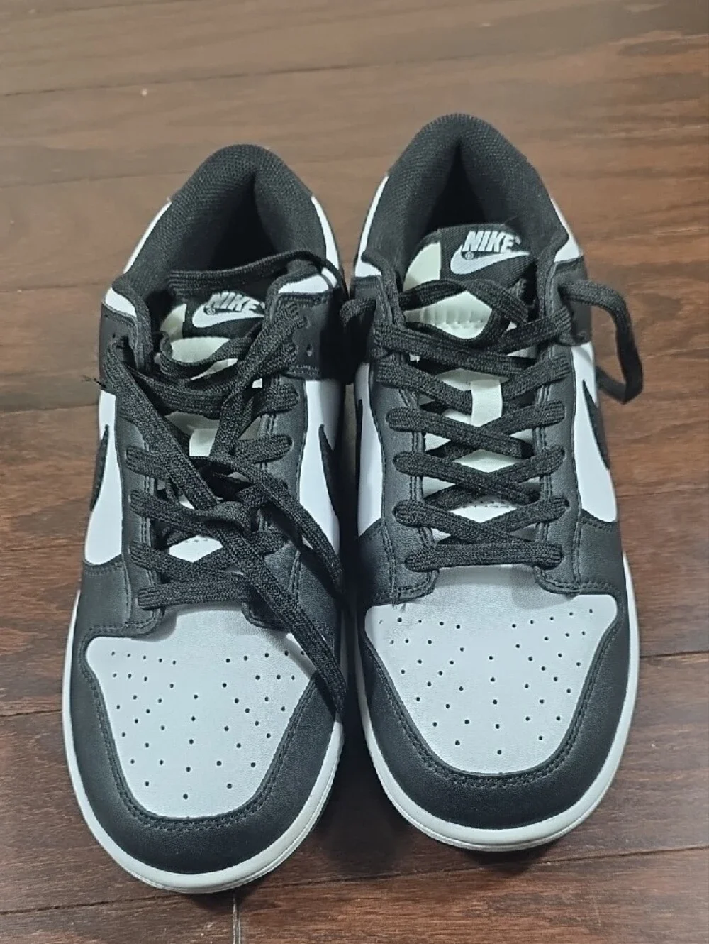 Nike Men's Black and White Low-Top Sneakers